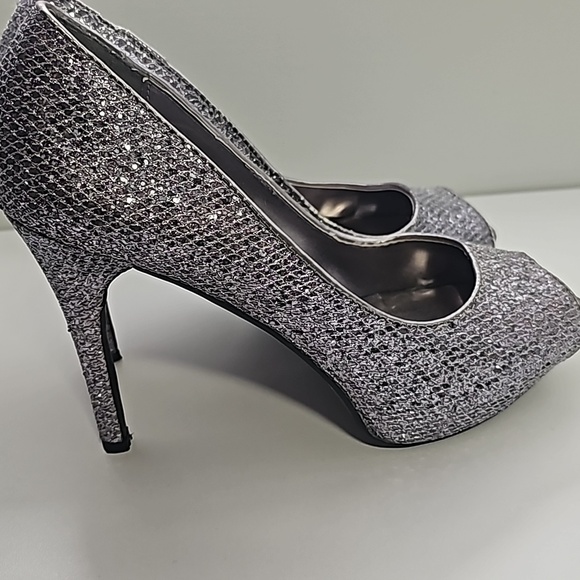 Heels - Picture 3 of 4